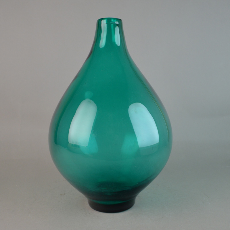 Vase i grøn glas. 27 cm. Ukendt oprindelse.